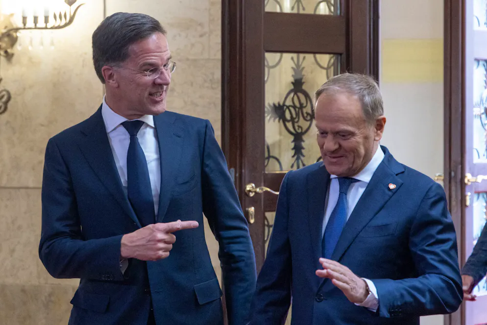Le Premier ministre polonais Donald Tusk accueille le chef de l'OTAN Mark Rutte au début de leur réunion à Varsovie, Pologne, le 26 mars 2025.