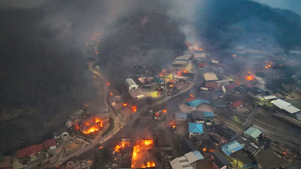 dpatopbilder - Häuser brennen in einem Dorf in Uiseong, Südkorea, nachdem sie von einem durch starke Winde ausgelösten Waldbrand erfasst wurden. Foto: Yoon Gwan-shick/Yonhap via AP/dpa