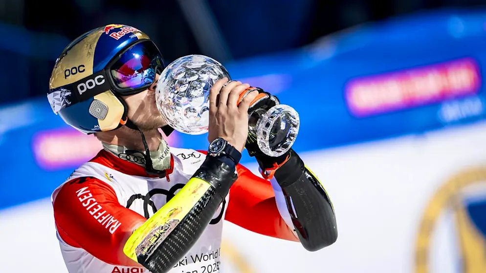 Marco Odermatt mit seiner Riesenslalom-Kugel