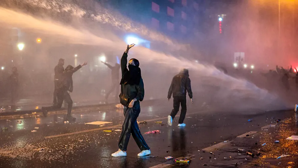 dpatopbilder - Eine Demonstrantin leistet während des Einsatzes von Wasserwerfern Widerstand. Zahlreiche Demonstranten der Proteste, die nach der Verhaftung des Bürgermeisters von Istanbul, Ekrem Imamoglu (CHP), begonnen hatten, sind verhaftet worden. Foto: Tunahan Turhan/SOPA Images via ZUMA Press Wire/dpa