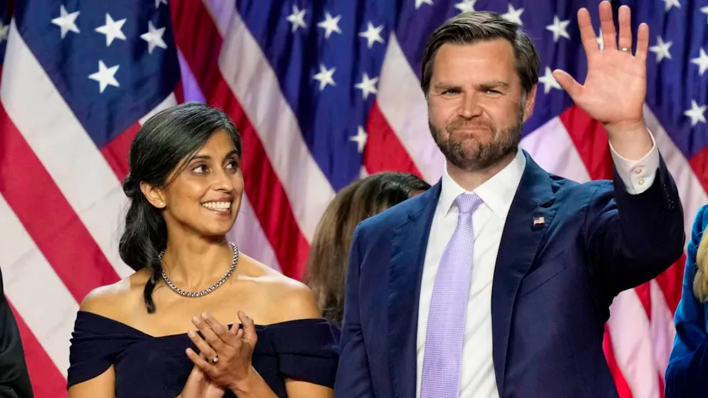 ARCHIV - Der heutige republikanische Vizepräsident J.D. Vance, winkt neben seiner Frau Usha Vance bei einer Wahlparty bei den US-Wahlen. Foto: Alex Brandon/AP/dpa/Archiv