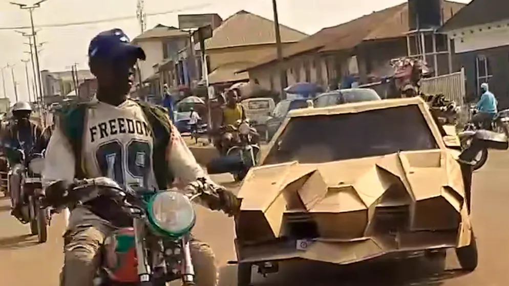 Lamborghini aus Karton geht viral. Der unförmige Nachbau einer Luxuskarre steht für ein Phänomen