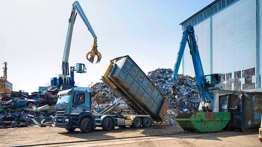 Scrap metal is handled at the raw materials terminal in the Basel port area. (archive picture)