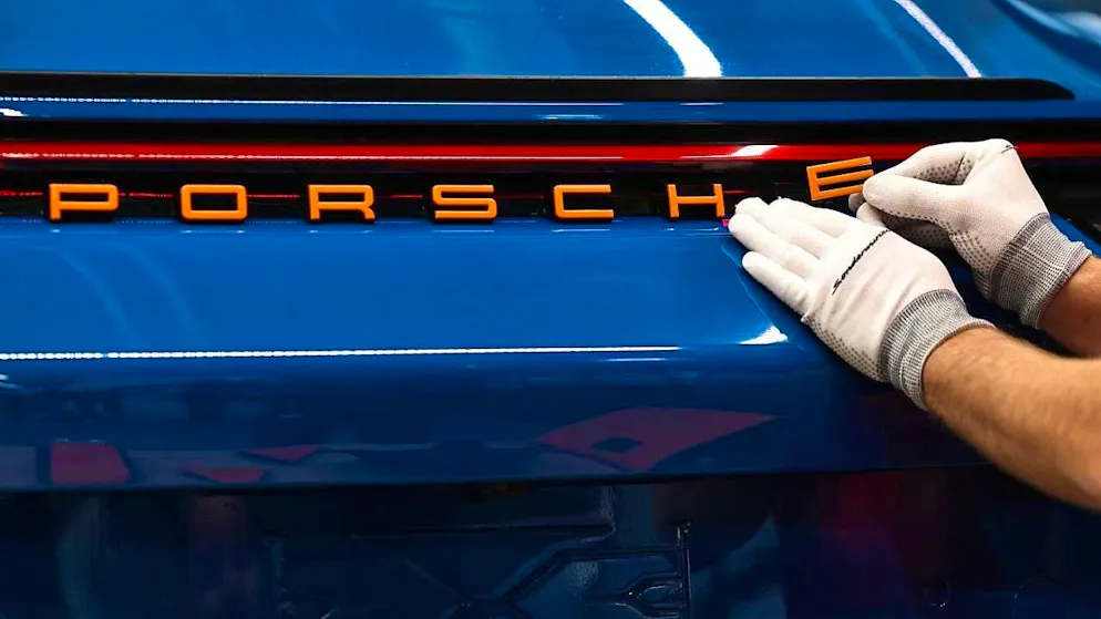 The German Porsche holding company wants to pay a lower dividend after a high loss in the billions due to a weak year for its car holdings VW and Porsche. (archive picture)