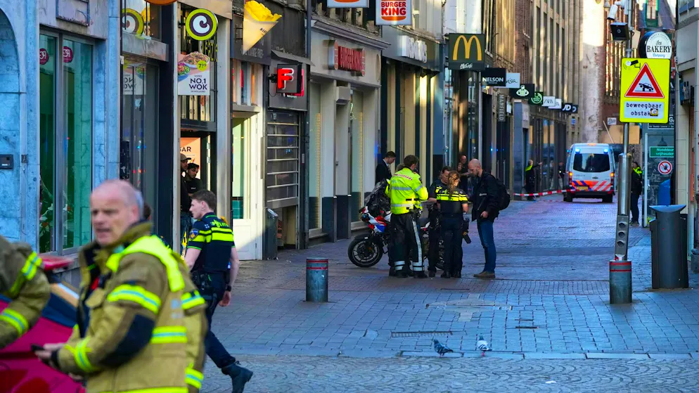 Knife attack in Amsterdam: Four people seriously injured - Gallery. Numerous emergency services rushed to the scene. 