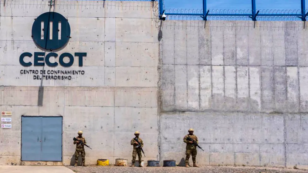 Das Äußere des Terroristengefängnisses bei der Ankunft von US-Heimatschutzministerin Kristi Noem in Tecoluca, El Salvador. Foto: Alex Brandon/AP/dpa