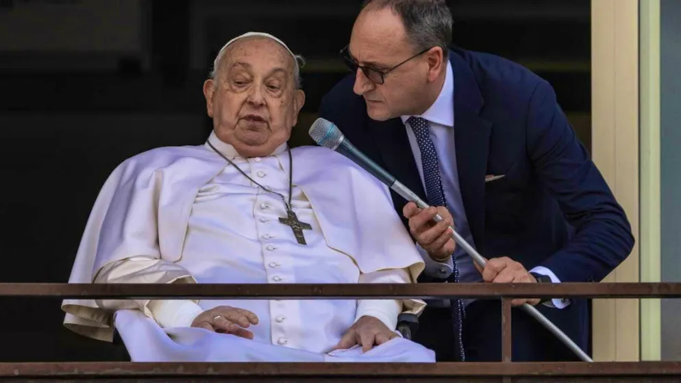 Pope Francis appears at a window of the Gemelli Hospital in Rome after the traditional Angelus prayer. Photo: Oliver Weiken/dpa
