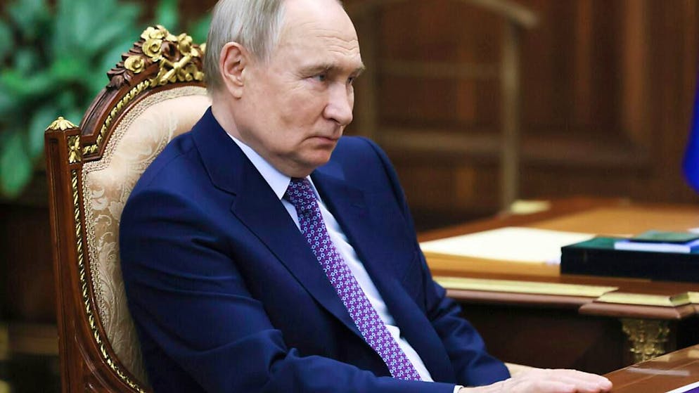 HANDOUT - Russlands Präsident Wladimir Putin auf einem von der staatlichen russischen Nachrichtenagentur Sputnik veröffenlichten Bild. Foto: Vyacheslav Prokofyev/Pool Sputnik Kremlin/AP/dpa - ACHTUNG: Nur zur redaktionellen Verwendung und nur mit vollständiger Nennung des vorstehenden Credits