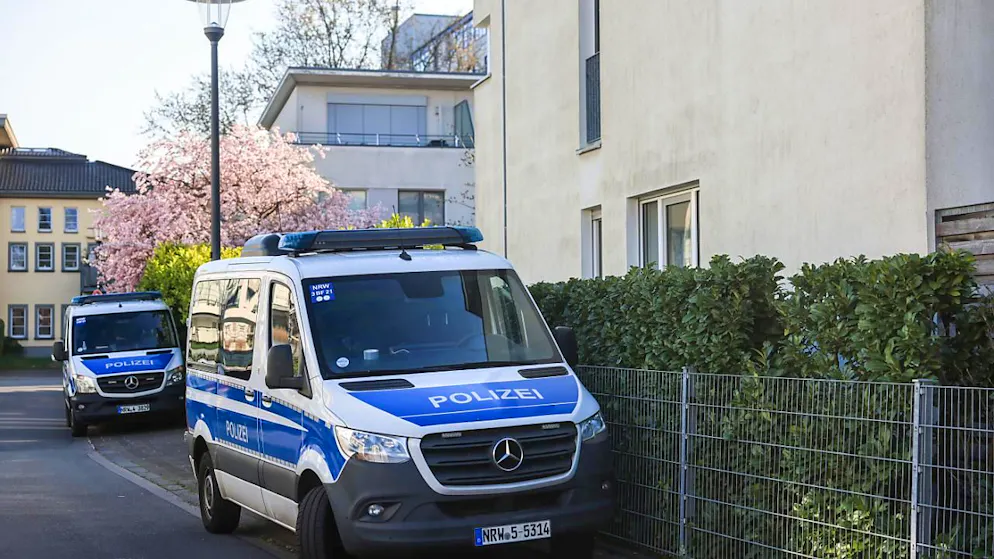 Polizeifahrzeuge stehen in einem Wohngebiet. Bei einem europaweiten Einsatz gegen die organisierte Drogenkriminalität durchsuchen Einsatzkräfte seit dem Morgen Wohn- und Gewerbeobjekte in Deutschland, Belgien, den Niederlanden, Polen und Spanien. Foto: Oliver Berg/dpa