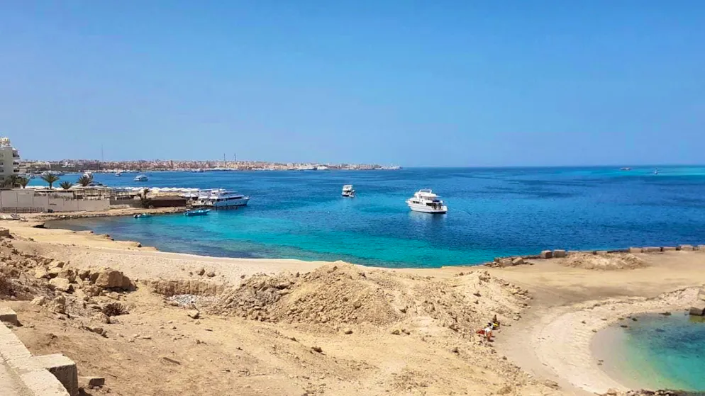 ARCHIVE - he beach at Hurghada is deserted. According to rescue workers, a holidaymaker's submarine has sunk in the Red Sea off the coast of Egypt. According to initial findings, at least six people lost their lives - local helpers confirmed this to the German Press Agency. Photo: Marcel Lauck/dpa