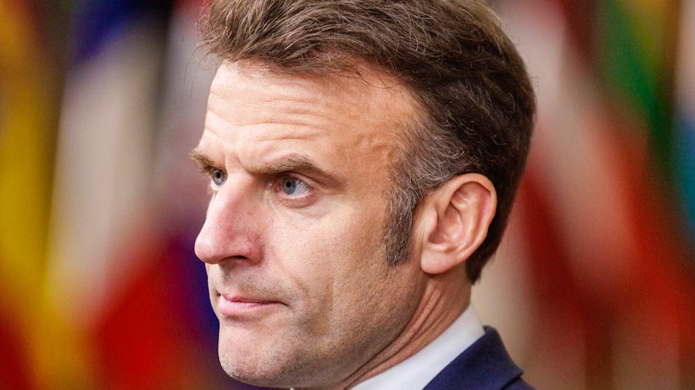 Emmanuel Macron expulse 12 agents consulaires algériens en riposte à une mesure équivalente décidée par Alger. Le dialogue est de nouveau rompu, deux semaines à peine après une tentative d’apaisement.