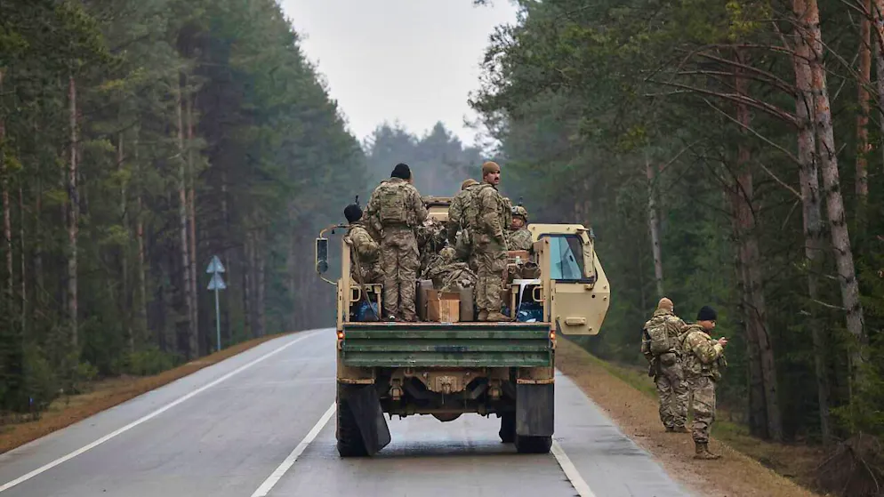 US-Soldaten auf dem Weg zu einem Übungsplatz in Pabrade in Litauen. Foto: Mindaugas Kulbis/AP/dpa