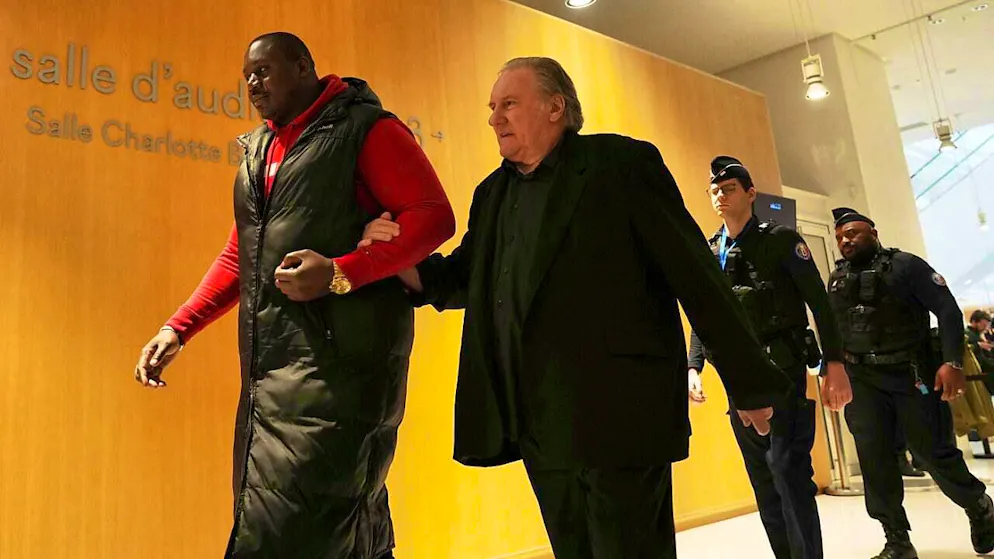 dpatopbilder - Actor Gerard Depardieu (front r) returns to the courtroom during his trial for allegedly sexually assaulting two women on a film set in 2021. Photo: Aurelien Morissard/AP/dpa