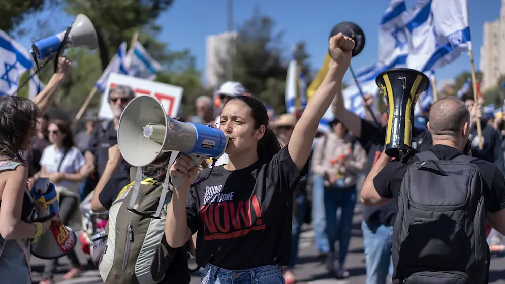 ARCHIV - Menschen skandieren Parolen bei einem Protest gegen die Regierung Netanjahus. Foto: Ilia Yefimovich/dpa/Archivbild
