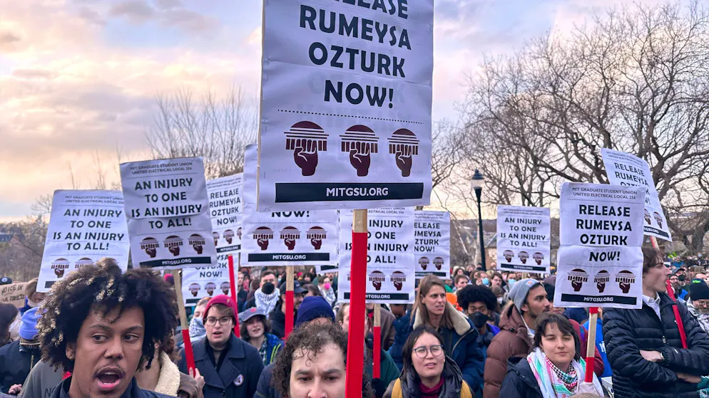 Hunderte Menschen protestierten am Mittwoch (Ortszeit) in Somerville nahe Boston gegen die Festnahme der türkischen Studentin.