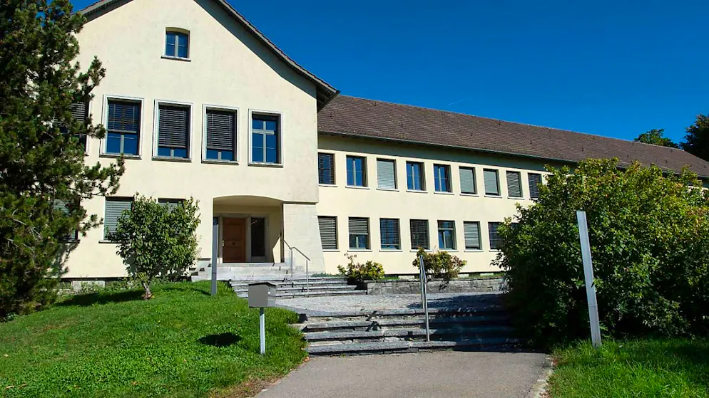 Ein 29-jähriger Rumäne muss sich am Donnerstag vor dem Bezirksgericht Hinwil verantworten. Die Staatsanwaltschaft wirft ihm zwei Vergewaltigungen vor und fordert seine Verwahrung. (Symbolbild)