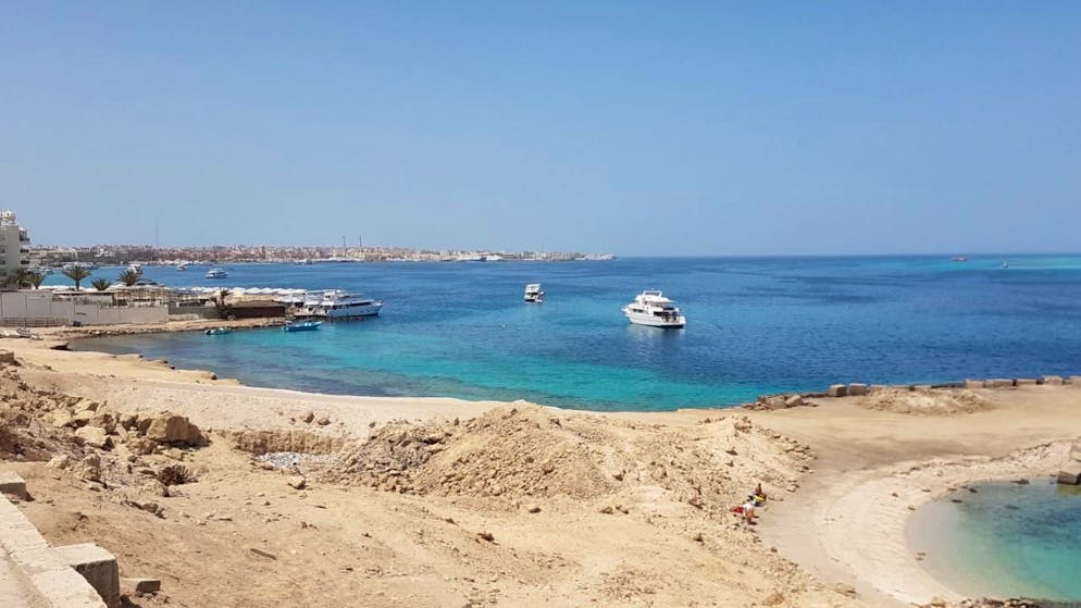 ARCHIV - enschenleer ist der Badestrand von Hurghada. m Roten Meer vor Ägypten ist nach Angaben von Rettungskräften ein Urlauber-U-Boot gesunken. Dabei kamen nach ersten Erkenntnissen mindestens sechs Menschen ums Leben - entsprechende Medienberichte bestätigten Helfer vor Ort der Deutschen Presse-Agentur. Foto: Marcel Lauck/dpa