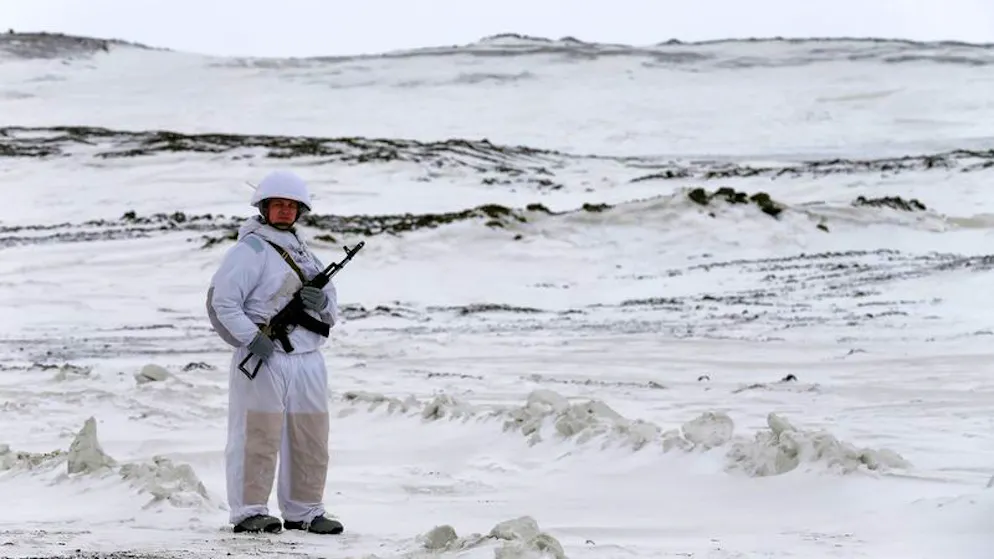 Ein Soldat hält Wache, während die Anti-Schiffs-Raketensysteme Bastion auf der Insel Alexandraland in der Nähe von Nagurskoje auf dem Archipel Franz-Josef-Land in Russland in Stellung gebracht werden. (Archivbild)