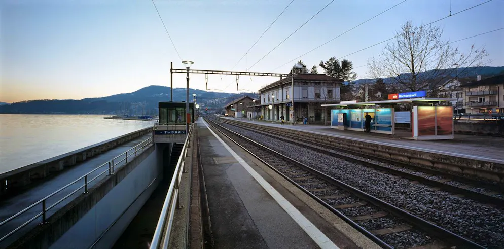 Die Gemeinde Richterswil liegt direkt am Zürichsee.