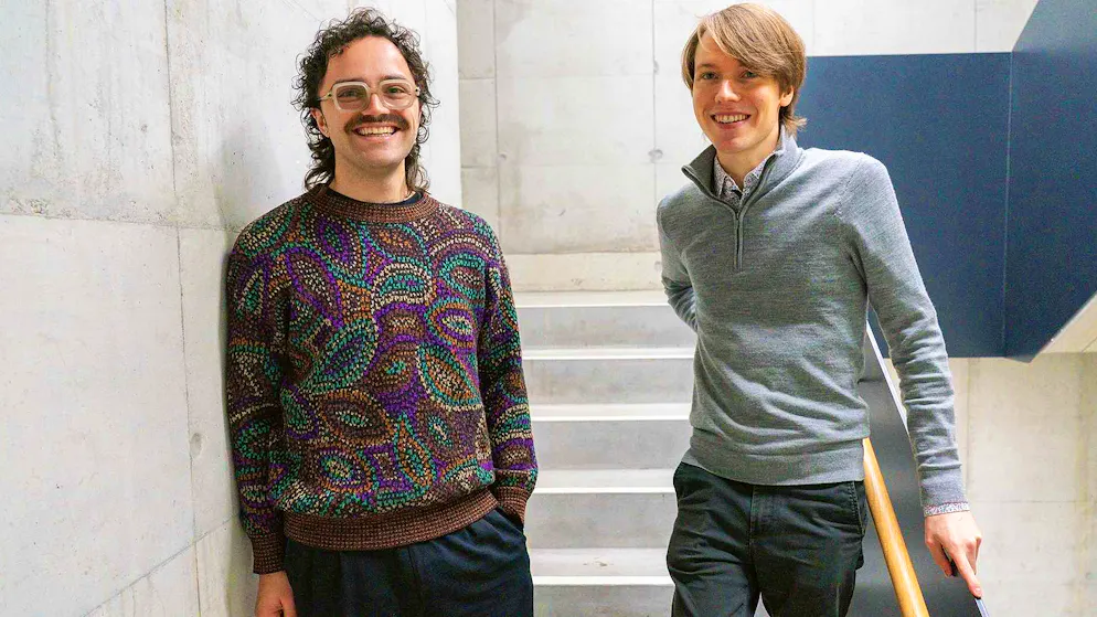 Die ETH-Masterstudenten Friedrich Wicke (l.) und Gero Embser haben eine KI-basierte Online-Nachhilfe für verschiedene Fächer entwickelt.