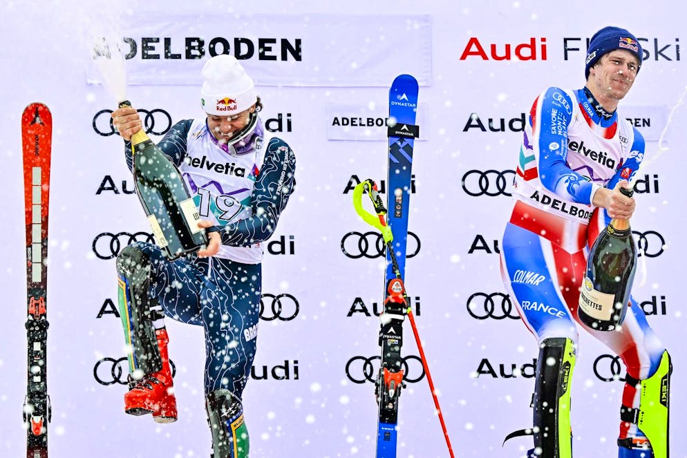 Der für Brasilien startende Lucas Pinheiro Braathen (links) lässt nach seinem dritten Platz in Adelboden die Korken knallen – Sieger Clément Noël tut es ihm gleich.