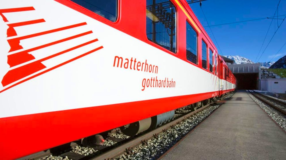 Die Matterhorn Gotthard Bahn musste wegen zwei Steinschlägen diese Woche die Bahnstrecke zwischen Täsch und Zermatt sperren. (Archivbild)