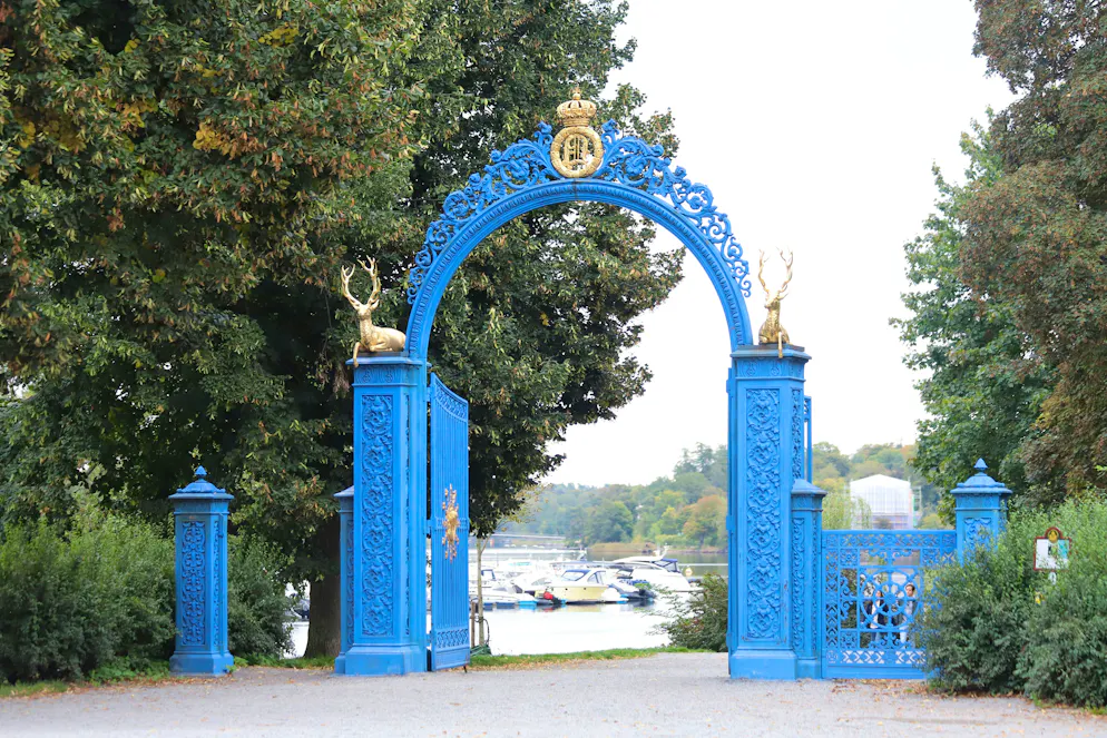 Das Tor führt in den riesigen Park Djurgården.