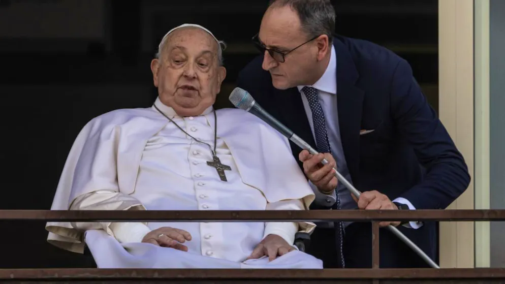 Papst Franziskus erscheint nach dem traditionellen Angelus-Gebet an einem Fenster des Gemelli-Krankenhauses in Rom. Foto: Oliver Weiken/dpa