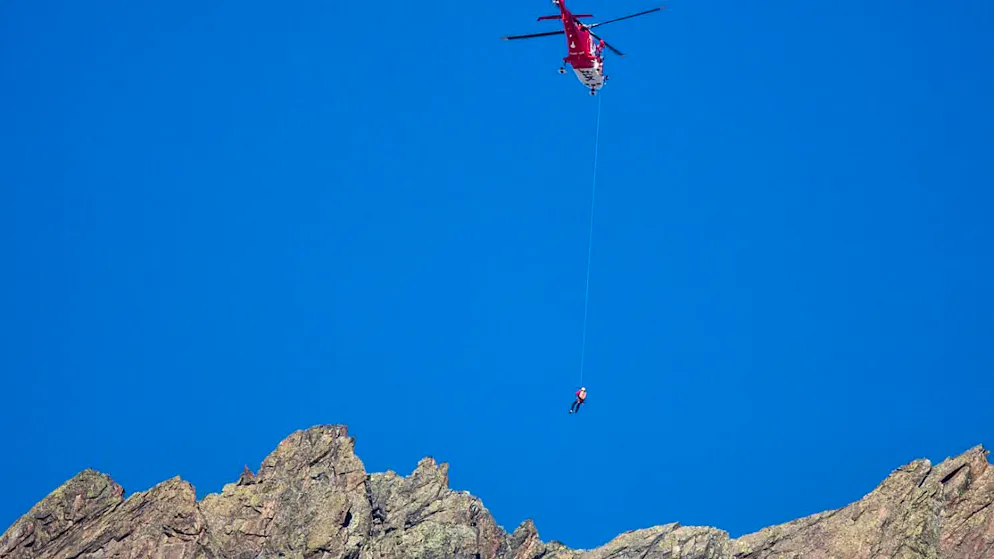 Ein Helikopter der Schweizer Rettungsflugwacht suchte in der Region des Sustenpasses im August 2016 nach dem vermissten Berufsmilitärpiloten und dem Kampfjet F/A-18. Der 27-jährige Pilot kam bei der Kollision mit einer Bergflanke ums Leben. (Archivbild)
