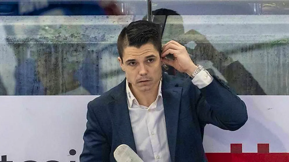 Reto Suri stands behind the players' bench of EV Zug during the National League qualifying game against the Rapperswil-Jona Lakers in mid-February.