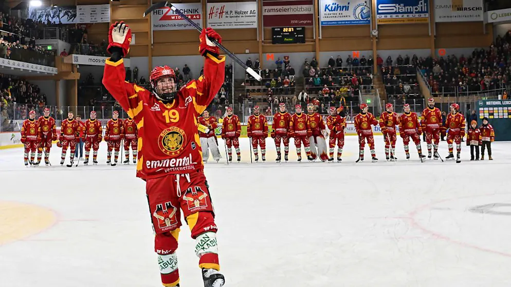 Pascal Berger liess sich am Dienstag ein letztes Mal als Spieler von den Langnauer Fans feiern