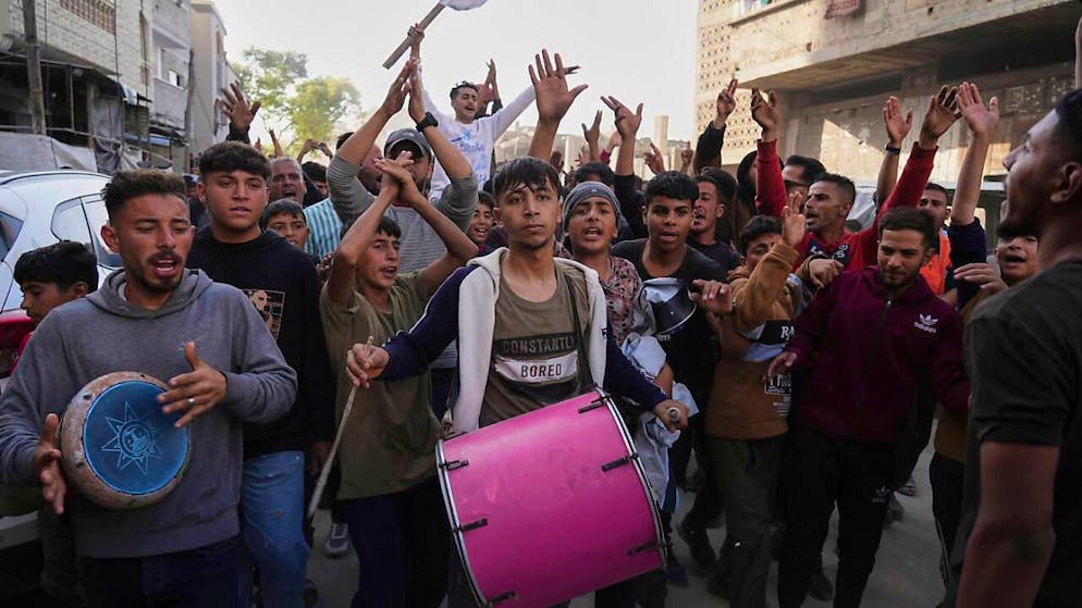 dpatopbilder - Palästinenser protestieren gegen die Hamas und den Krieg mit Israel. Foto: Jehad Alshrafi/AP/dpa