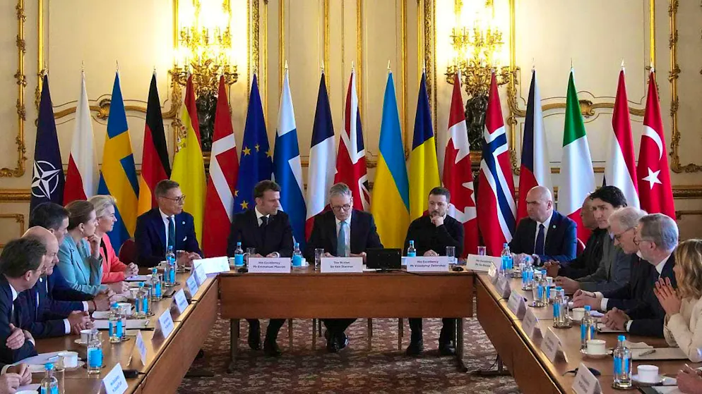 ARCHIVE - British Prime Minister Sir Keir Starmer (M) speaks alongside French President Emmanuel Macron (l) and Ukrainian President Volodymyr Zelensky (r) to European leaders attending the Ukraine Special Summit at Lancaster House. Countries supporting Ukraine are meeting in Paris on Thursday (10:00) for a summit on security guarantees in the event of a ceasefire between Ukraine and Russia. Photo: Christophe Ena/Pool AP/dpa