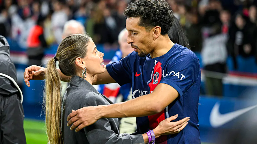 Marquinhos lässt sich nach einem Spiel von seiner Frau Carol Cabrino herzen.
