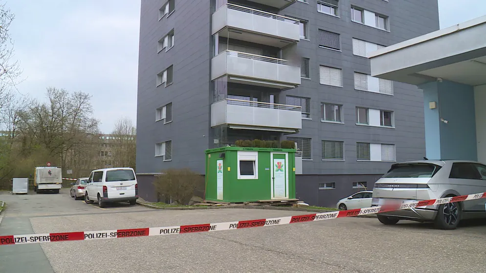 Das Hochhaus in Wetzikon ZH ist abgesperrt. 