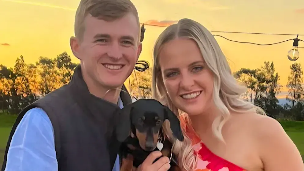 Josh Fishlock und Georgia Gardner mit Zwergdackel Valerie vor seinem Verschwinden. 