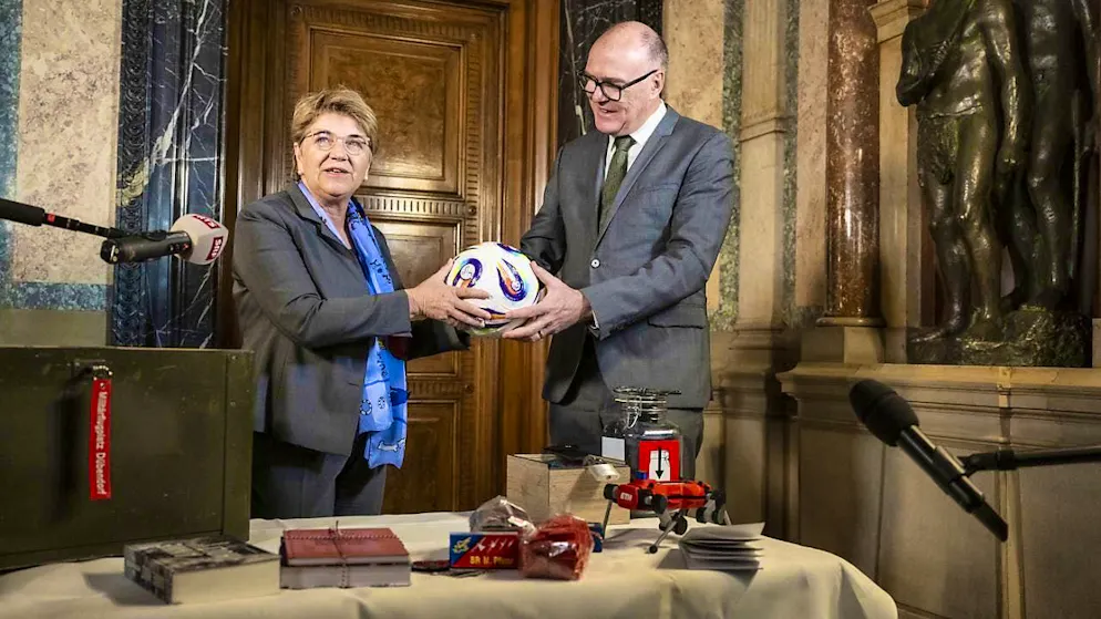 In addition to her office key, outgoing Federal Councillor Viola Amherd presented her successor Martin Pfister with numerous gifts, such as the official match ball for the European Women's Football Championship.