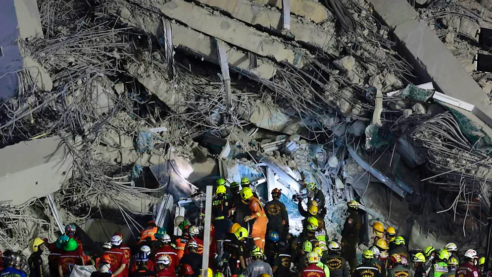 Rettungskräfte arbeiten an der Baustelle eines Hochhauses, das nach einem starken Erdbeben eingestürzt ist. Foto: Wason Wanichakorn/AP/dpa