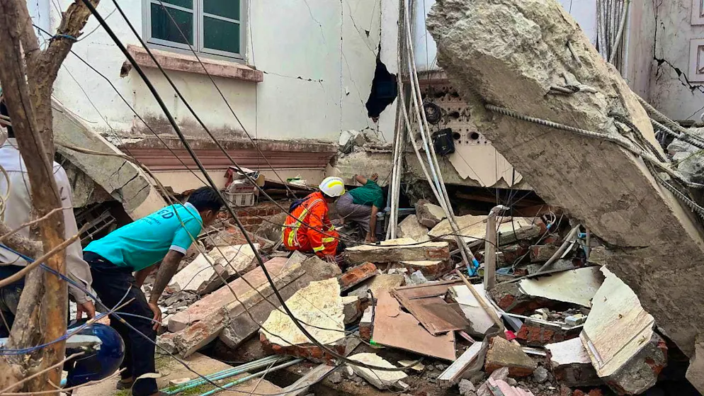 Volunteers search for survivors near a damaged building after an earthquake. Photo: Aung Shine Oo/AP/dpa