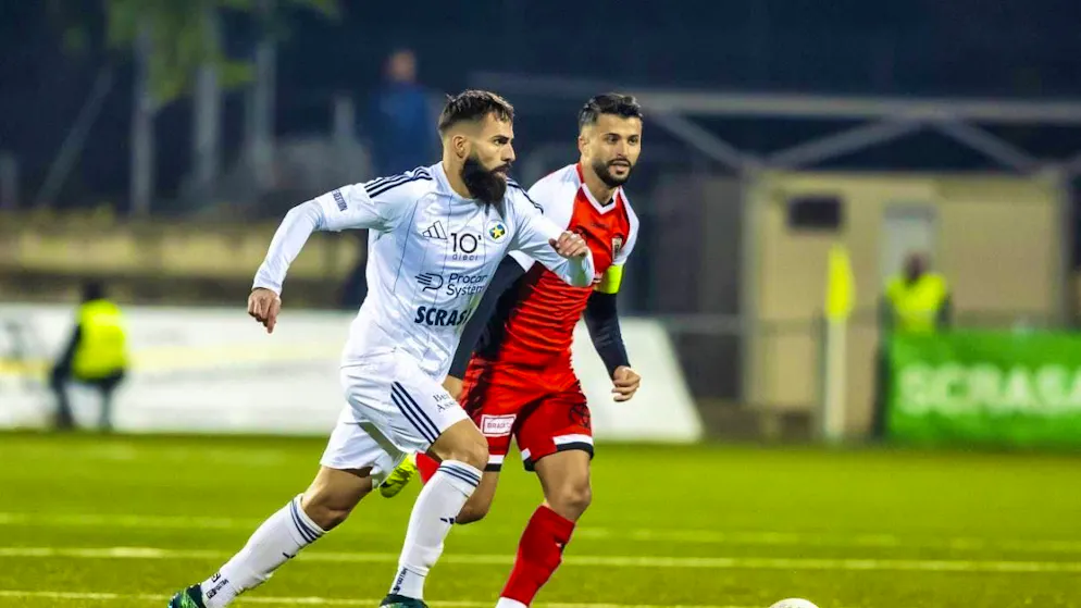 Etoile Carouge's Oscar Correia in a duel with Aarau captain Valon Fazliu
