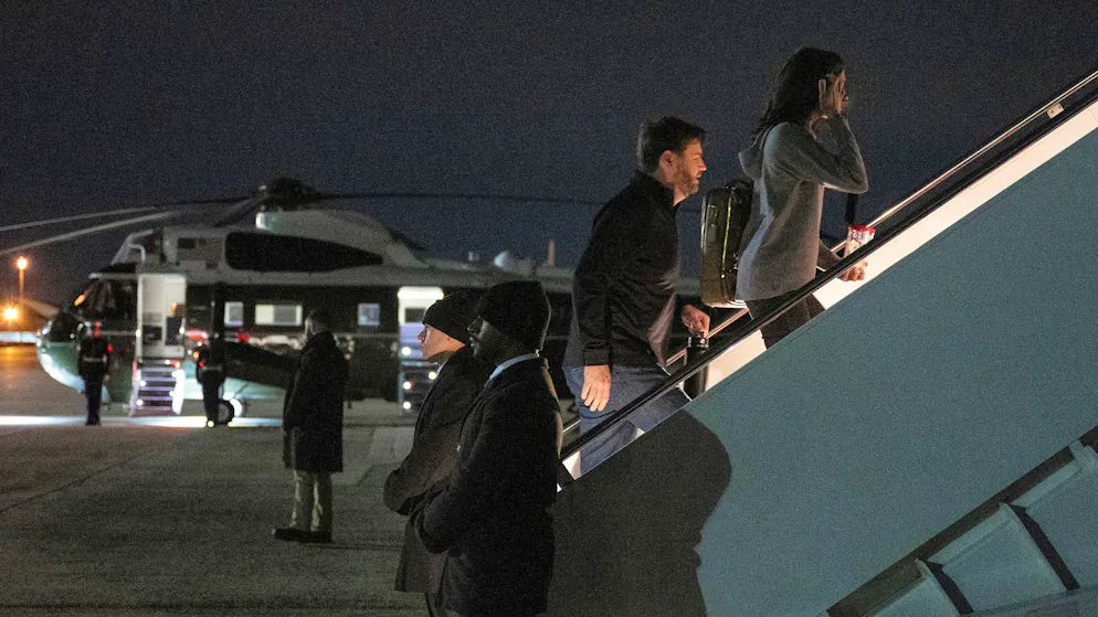 US-Vizepräsident Vance auf Grönland gelandet - Gallery. J.D. und Usha Vance machten sich am frühen US-Morgen auf den Weg nach Grönland.