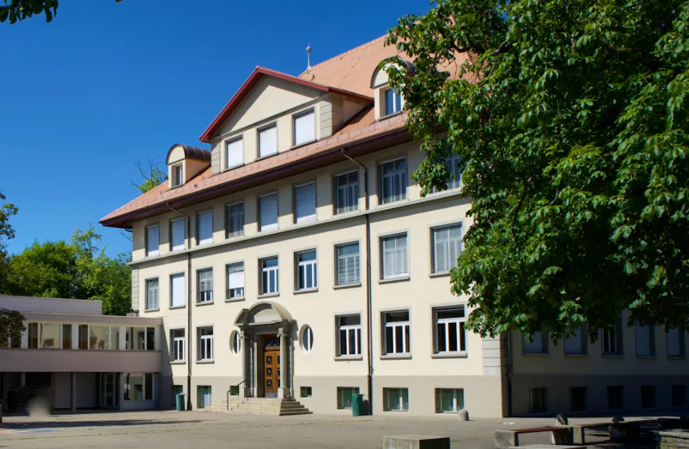 Das Schulhaus Bümpliz hat ein Problem mit Gewalt und Vandalismus.
