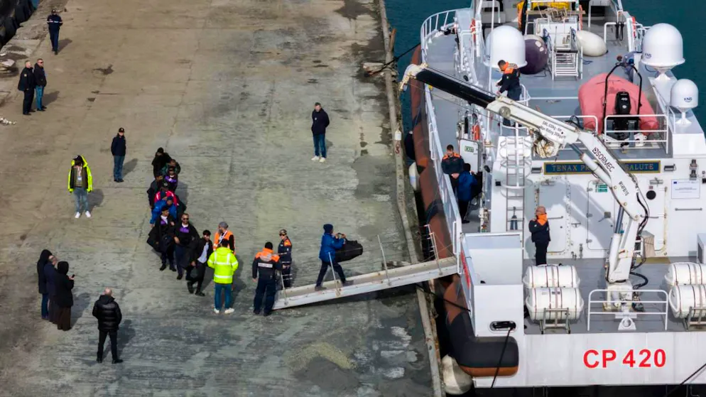 ARCHIV - Migranten besteigen im Hafen von Shengjin im Nordwesten Albaniens ein Schiff der italienischen Küstenwache. Foto: Vlasov Sulaj/AP/dpa