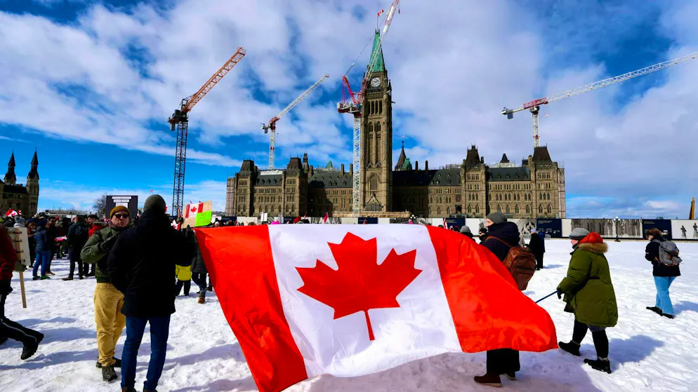 The Canadian flag in front of the Parliament in Ottawa. (archive image)