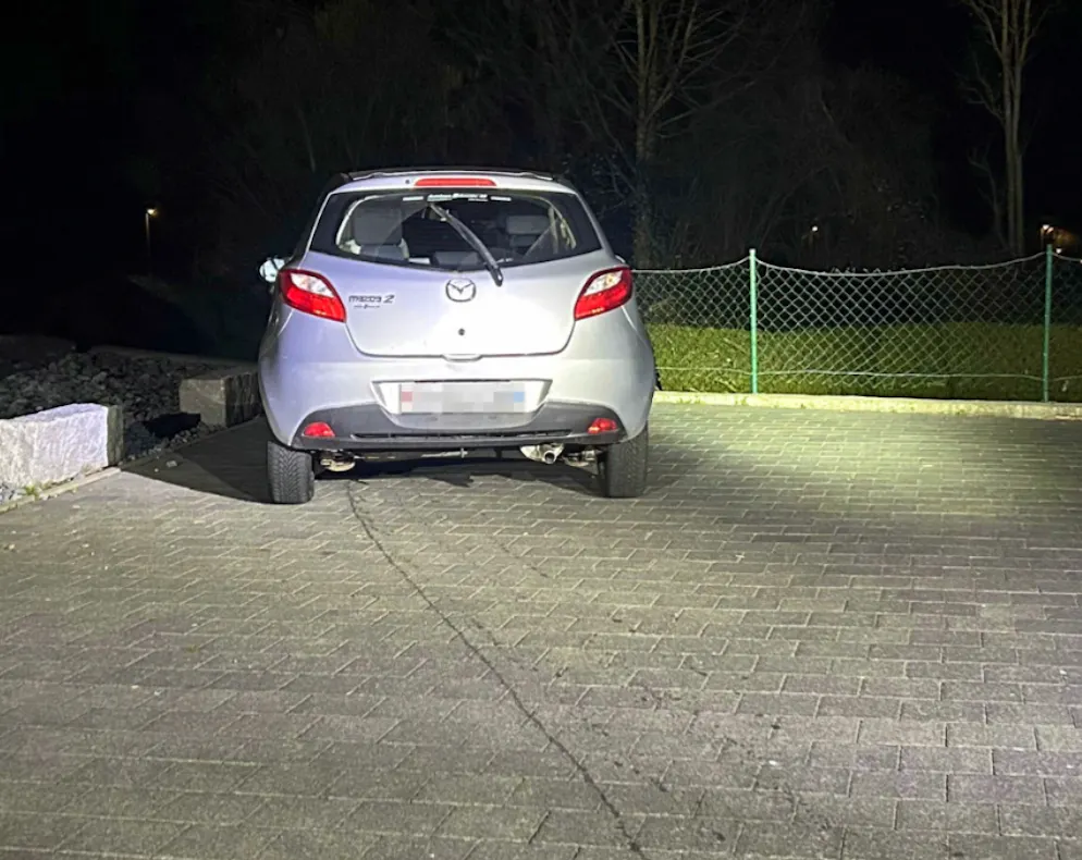 Der Mazda hinterliess deutliche Spuren nach dem Unfall. 