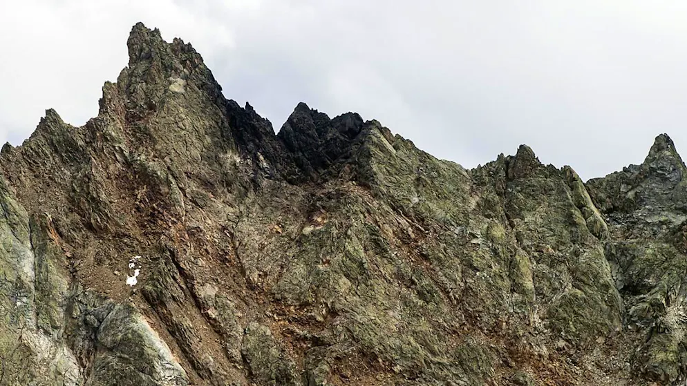 Ein 27-jähriger Berufsmilitärpilot kollidierte mit seinem Kampfjet F/A-18 im August 2026 mit einer Bergflanke in der Region Sustenpass. Der zerstörte Kampfjet wurde nach einem Tag ausfindig gemacht. Der Pilot war tot. (Archivbild)