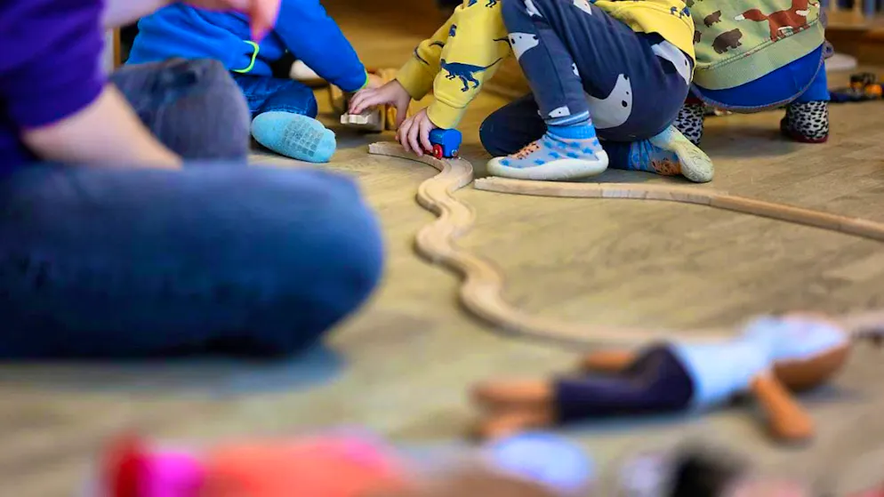 The responsible National Council committee would like to provide more financial support for families with children in daycare than the Council of States. (theme picture)