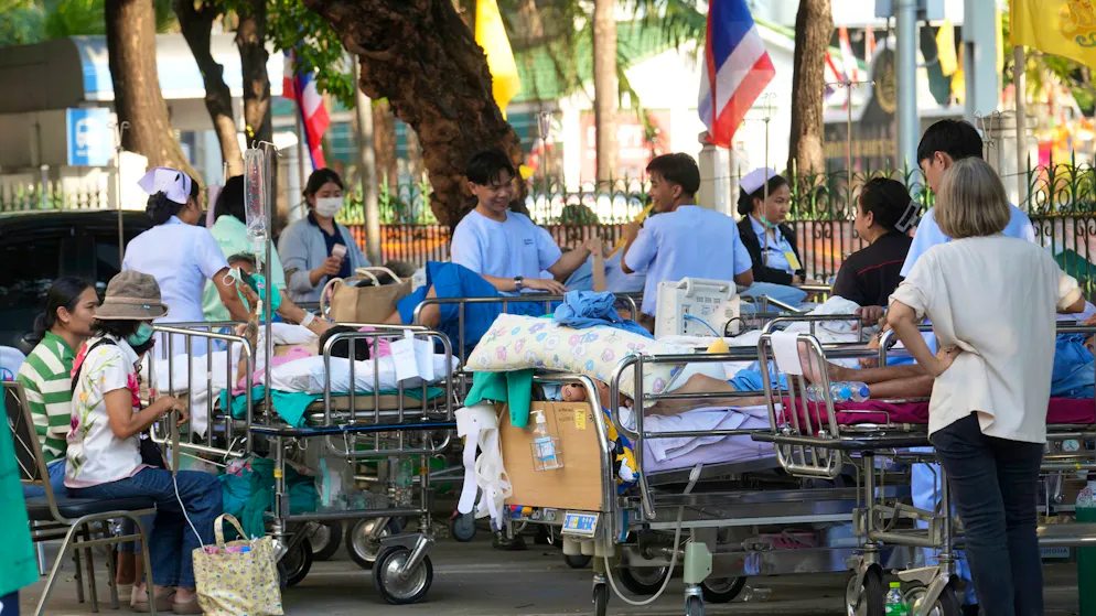 Patient*innen aus vielen Krankenhäusern wurden in Bangkok schnell ins Freie transportiert.