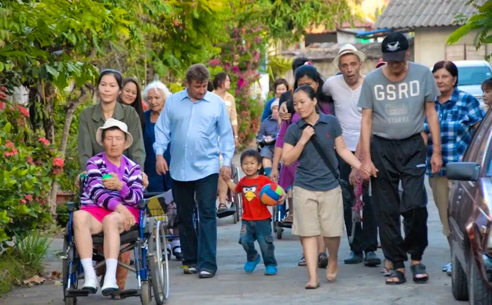 Residents and caregivers of Baan Kamlangchay.