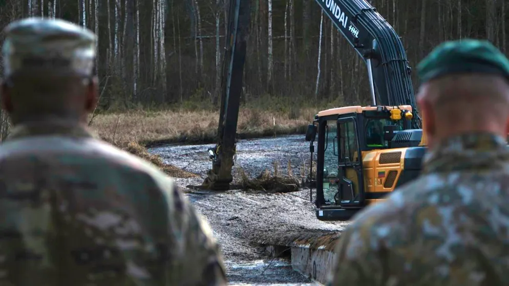 Auf diesem von der US-Armee zur Verfügung gestellten Bild besprechen Soldaten der US-Armee zusammen mit litauischen Armee- und Rettungsdienstmitarbeitern ihren Plan zur Bergung eines Panzers in der Nähe eines Truppenübungsplatzes bei Pabadre. Foto: Christopher Saunders/U.S. Army/AP/dpa - ACHTUNG: Nur zur redaktionellen Verwendung und nur mit vollständiger Nennung des vorstehenden Credits